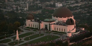 洛杉矶，日落时格里菲斯天文台的航拍。