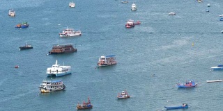 俯视图许多浮动的船只和游艇在海上。泰国。芭堤雅