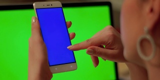 女孩用蓝屏的手机进行视频通话