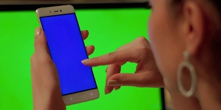 女孩触碰蓝屏手机