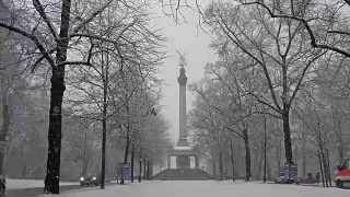 在暴风雪中，德国慕尼黑弗里登森格尔纪念碑顶端的和平天使视频素材模板下载