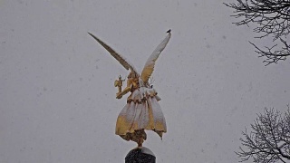在暴风雪中，德国慕尼黑弗里登森格尔纪念碑顶端的和平天使视频素材模板下载