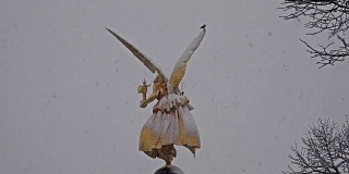 在暴风雪中，德国慕尼黑弗里登森格尔纪念碑顶端的和平天使
