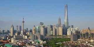 阳光明媚的一天上海城市景观市中心海湾屋顶全景4k中国