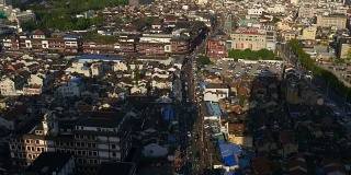 阳光明媚的一天上海城市贫民窟街区屋顶全景4k中国