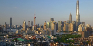 阳光明媚的一天上海城市景观市中心著名的海湾屋顶全景4k中国