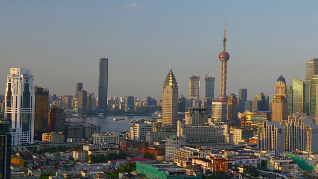 阳光明媚的一天上海城市景观市中心海湾屋顶全景4k中国