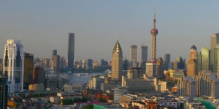 阳光明媚的一天上海城市景观市中心海湾屋顶全景4k中国