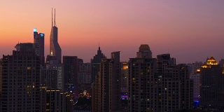 日落之夜照亮了上海市中心屋顶全景4k中国