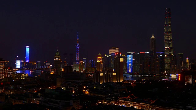 夜晚照亮了上海市区的天台全景4k中国