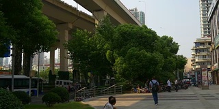 白天上海市交通路口人行道全景4k中国