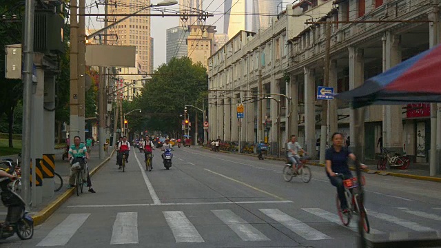 日落时分上海交通街道中心全景4k中国