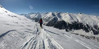 第一人称视角在意大利阿尔卑斯山滑雪