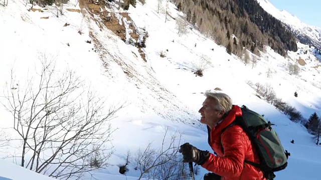 成熟的夫妇在瑞士阿尔卑斯小镇的乡村滑雪
