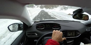 第一人称视角在冬天的道路上驾驶