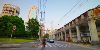 阳光明媚的一天上海城市交通街道人行道全景4k时间流逝中国