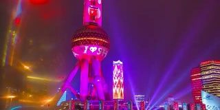 夜光照亮上海著名的明珠东方塔人行天桥，4k时间流逝中国