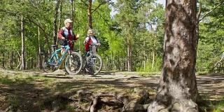 骑着自行车在森林里散步的退休老人