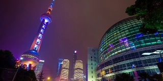 夜光照亮上海市区著名的塔湾全景，4k时间流逝中国