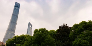 下雨天上海著名的摩天大楼顶部的天空全景4k时间流逝中国