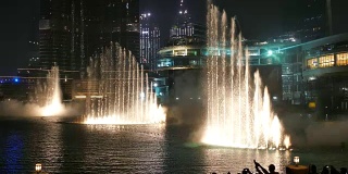 迪拜，迪拜市中心哈利法塔和迪拜购物中心附近的跳舞喷泉