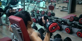 亚洲男人在健身