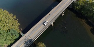 康奈尔斯维尔大桥交通的极端高角度鸟瞰图