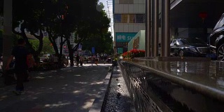 阳光明媚的一天深圳城市人行道喷泉慢镜头全景4k中国