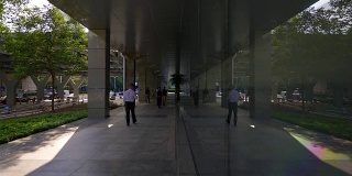 阳光明媚的一天，深圳城市市民中心前步行观看慢镜头4k中国