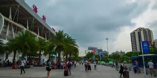 珠海雨天城市火车站广场步行全景4k时间流逝中国