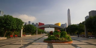阳光明媚的深圳市容中心公园广场慢动作步行观景4k中国