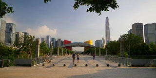 阳光明媚的深圳市容中心公园广场慢动作步行观景4k中国