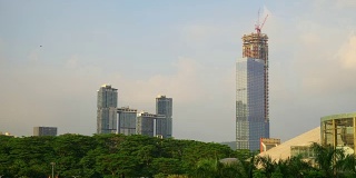 阳光明媚的日落深圳市区建设慢镜头全景4k中国