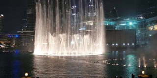 迪拜市中心哈利法塔和迪拜购物中心附近的跳舞喷泉