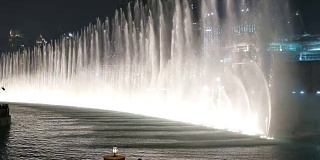 迪拜市中心的迪拜塔和迪拜购物中心附近的迪拜舞蹈喷泉。