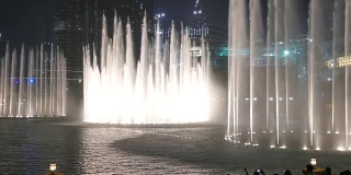 迪拜市中心哈利法塔和迪拜购物中心附近的跳舞喷泉。