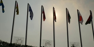 阳光明媚的一天深圳市内著名公园旗帜入口慢镜头全景4k中国