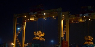 夜晚照亮了深圳市内著名的港口工作起重机4k中国