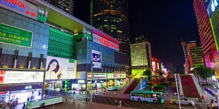 夜光照亮深圳市内著名的购物街全景，4k时间流逝中国