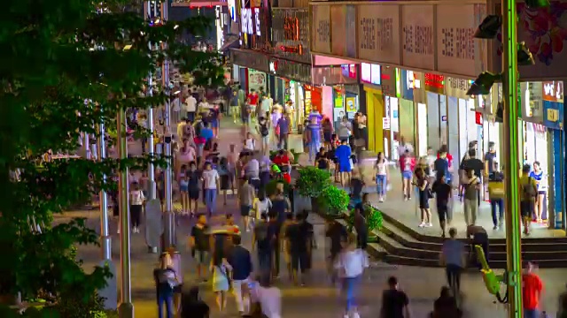 夜光照亮深圳市内著名的拥挤购物街全景，4k时间流逝中国