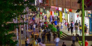 夜光照亮深圳市内著名的拥挤购物街全景，4k时间流逝中国