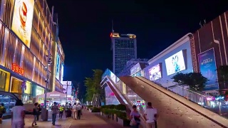 夜光照亮深圳市内著名的购物街区拥挤的全景，4k时间流逝中国视频素材模板下载