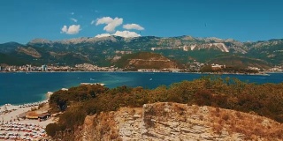 海浪和悬崖的航拍。Sveti Nikola岛岩石海岸无人机镜头