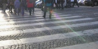 人群过马路上的行人，遵守交通规则，巴黎