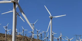 沙漠里的可再生能源风车