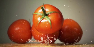 番茄落到桌子上的慢镜头