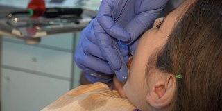牙科门诊看专科的幼儿病人。牙科治疗