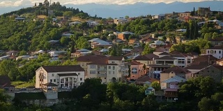 西格尼镇，格鲁吉亚村庄的房子和绿色的树在山的背景