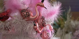 美丽的装饰圣诞树与粉红色的孔雀的装饰品。
