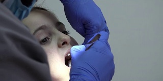 牙科门诊看专科的幼儿病人。牙科治疗